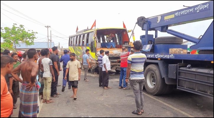 নওগাঁয় বাস-ট্রাক সংঘর্ষে নিহত ২